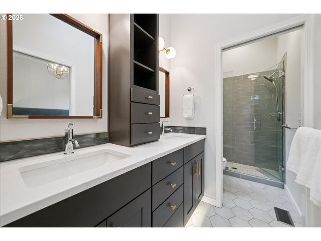 4684 Sw FLOWER Pl, Portland, OR 97221