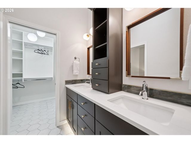 4684 Sw FLOWER Pl, Portland, OR 97221