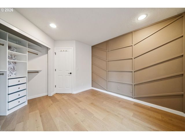 4684 Sw FLOWER Pl, Portland, OR 97221
