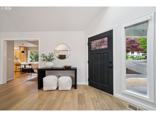 4684 Sw FLOWER Pl, Portland, OR 97221
