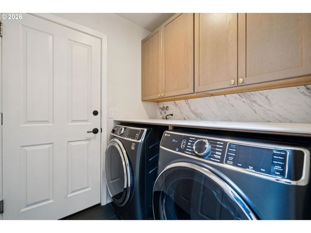 4684 Sw FLOWER Pl, Portland, OR 97221