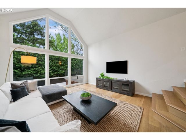 4684 Sw FLOWER Pl, Portland, OR 97221