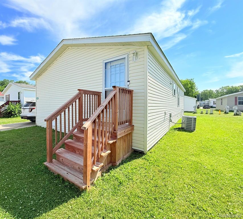 317 Scarlet Oak Lane, Augusta Charter Township, MI 48190