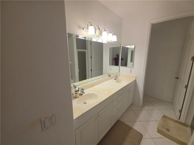 417 Pineapple Square SW 417, Vero Beach, FL 32962