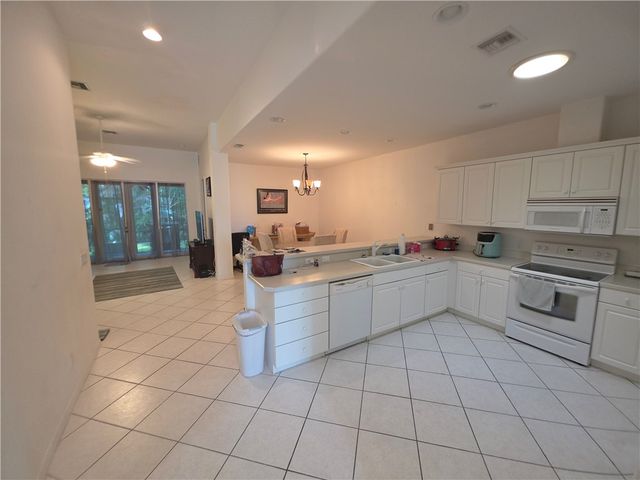 417 Pineapple Square SW 417, Vero Beach, FL 32962