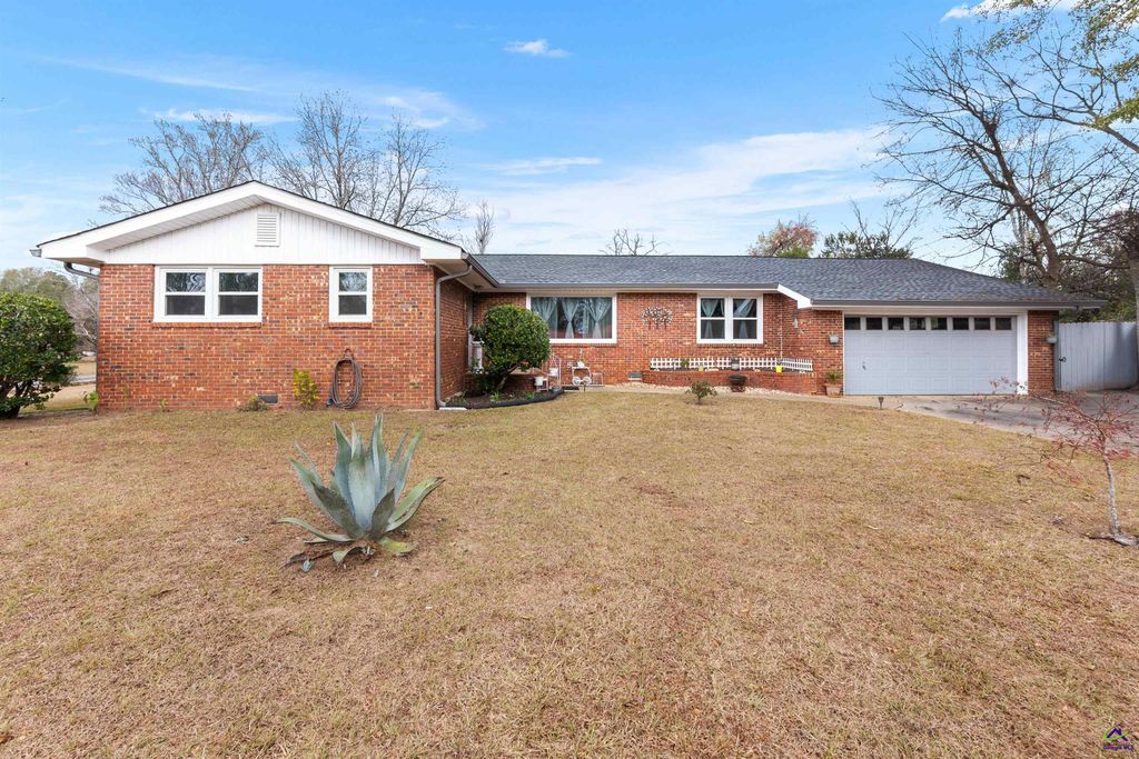 121 Crestwood Rd, Warner Robins, GA 31093