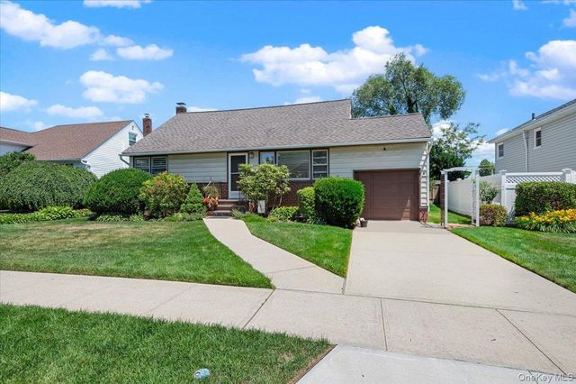 665 Dianne Street, Seaford, NY 11783