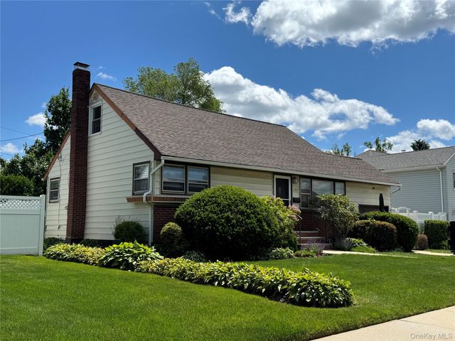 665 Dianne Street, Seaford, NY 11783