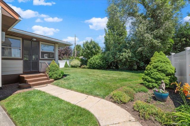 665 Dianne Street, Seaford, NY 11783