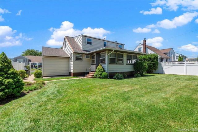 665 Dianne Street, Seaford, NY 11783