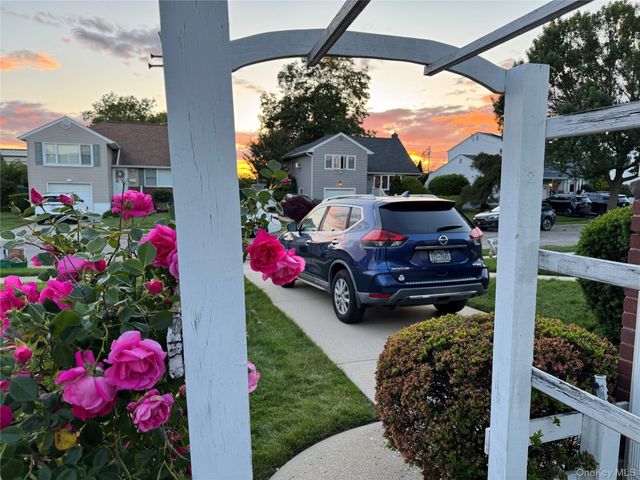 665 Dianne Street, Seaford, NY 11783