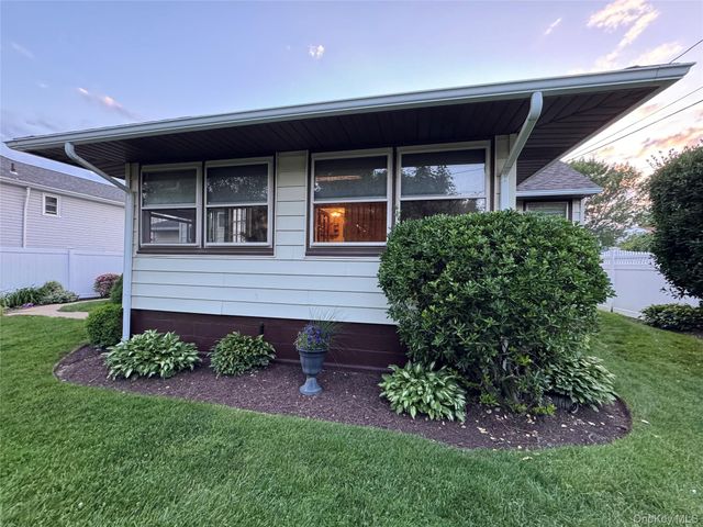 665 Dianne Street, Seaford, NY 11783