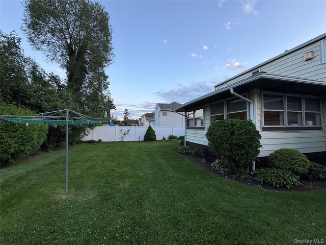 665 Dianne Street, Seaford, NY 11783