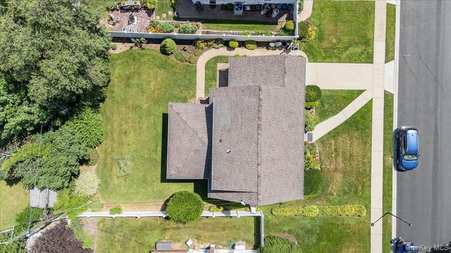 665 Dianne Street, Seaford, NY 11783