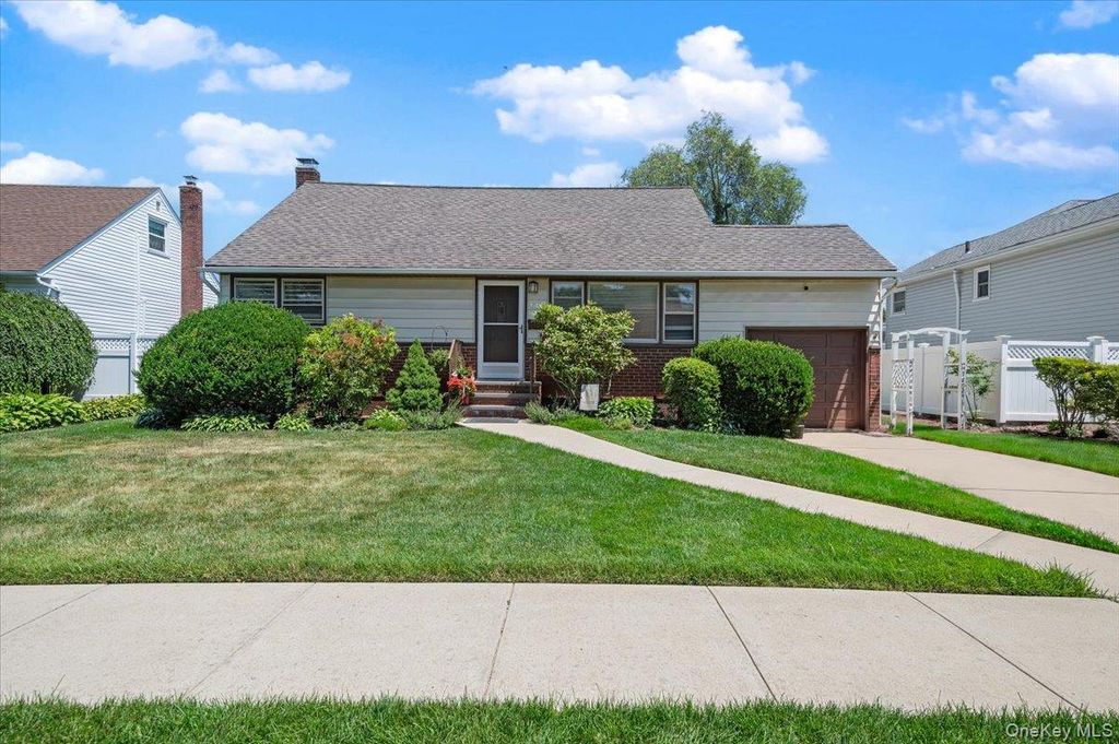 665 Dianne Street, Seaford, NY 11783