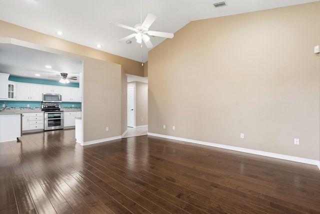 241 Crystal Cove Dr, Palatka, FL 32177