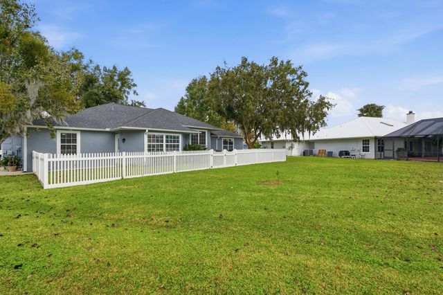 241 Crystal Cove Dr, Palatka, FL 32177