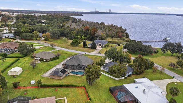 241 Crystal Cove Dr, Palatka, FL 32177