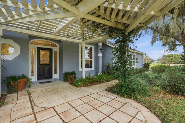 241 Crystal Cove Dr, Palatka, FL 32177