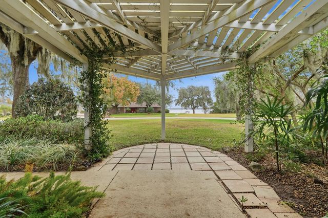 241 Crystal Cove Dr, Palatka, FL 32177