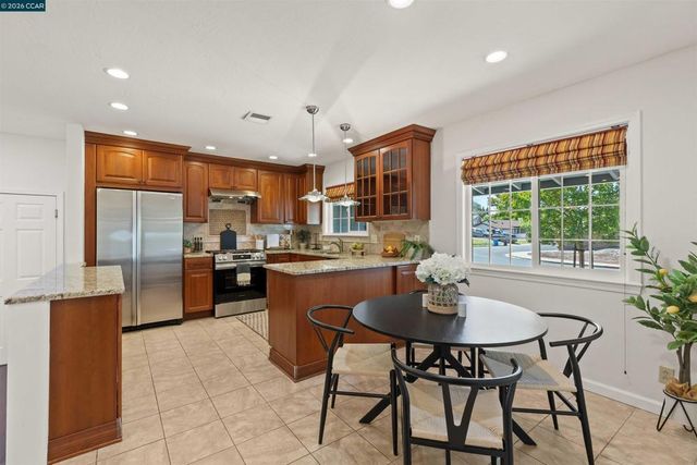 1724 Carriage Dr, Walnut Creek, CA 94598