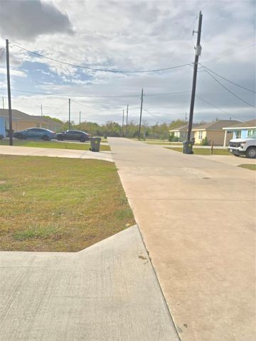 2724 Avenue D 11, San Leon, TX 77539