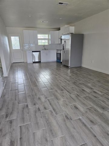 2724 Avenue D 11, San Leon, TX 77539