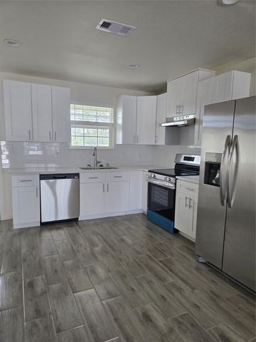 2724 Avenue D 11, San Leon, TX 77539