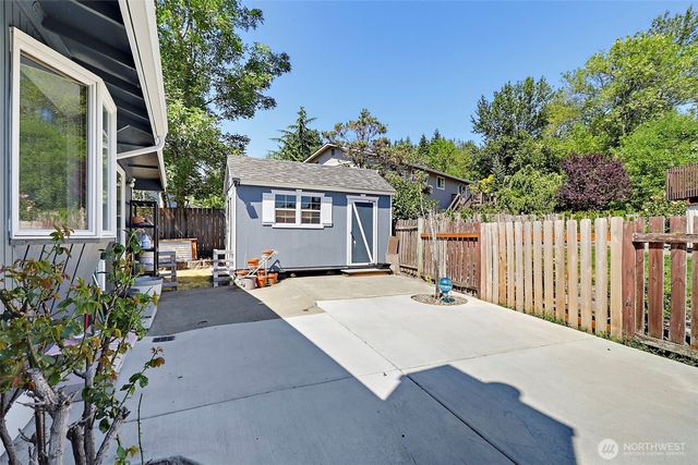 914 S 30th Place, Renton, WA 98055