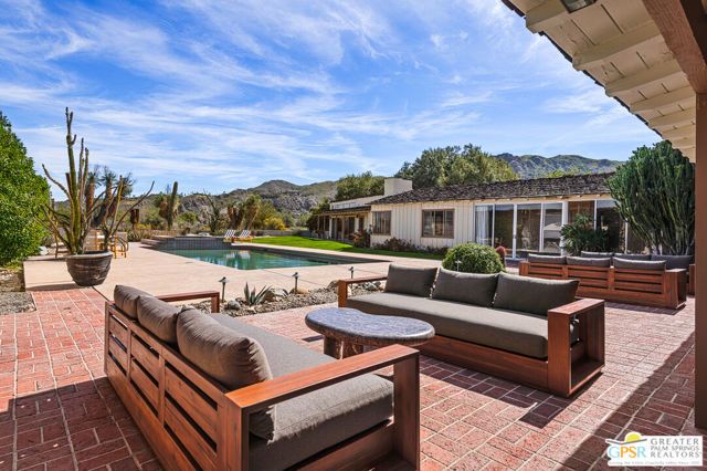 1850 Smoke Tree Lane, Palm Springs, CA 92264