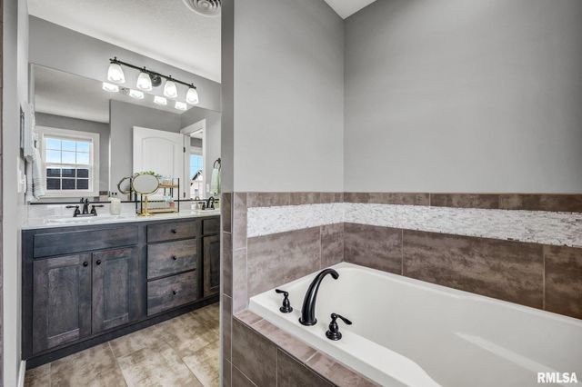 6218 W Clairemont Court, Edwards, IL 61528