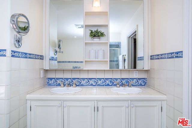 941 N Norman Place, Los Angeles, CA 90049