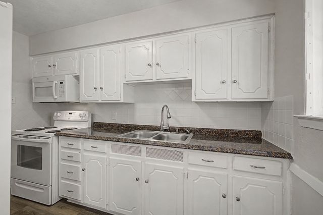 313 NW Jayellen Avenue, Burleson, TX 76028