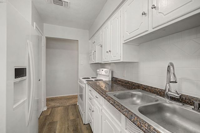 313 NW Jayellen Avenue, Burleson, TX 76028