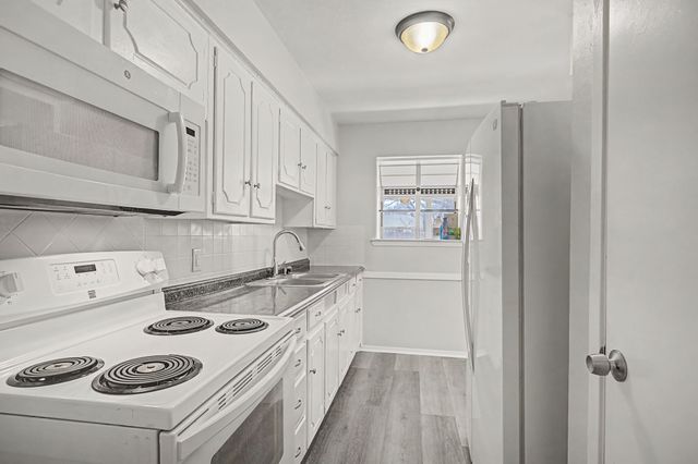 313 NW Jayellen Avenue, Burleson, TX 76028