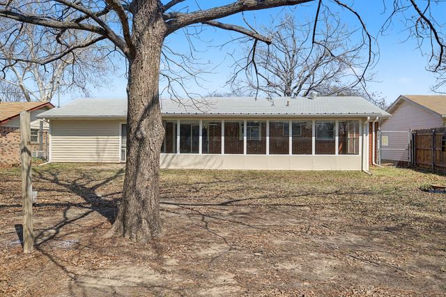 313 NW Jayellen Avenue, Burleson, TX 76028