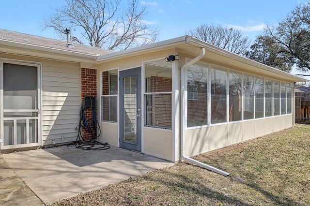 313 NW Jayellen Avenue, Burleson, TX 76028