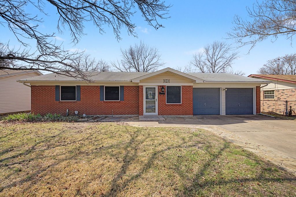 313 NW Jayellen Avenue, Burleson, TX 76028