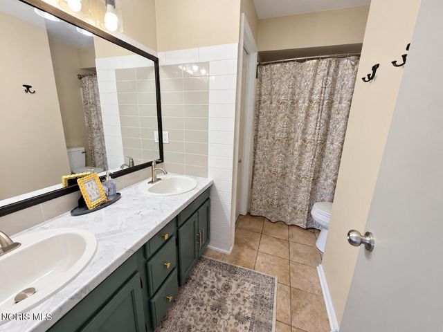2344 Cheshire Woods Road, Toledo, OH 43617