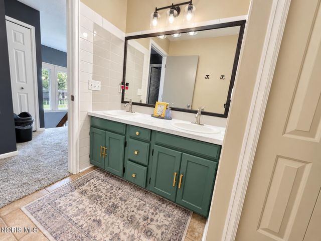 2344 Cheshire Woods Road, Toledo, OH 43617