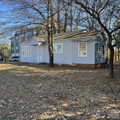 2621 Dr Carver Road, Charlotte, NC 28208