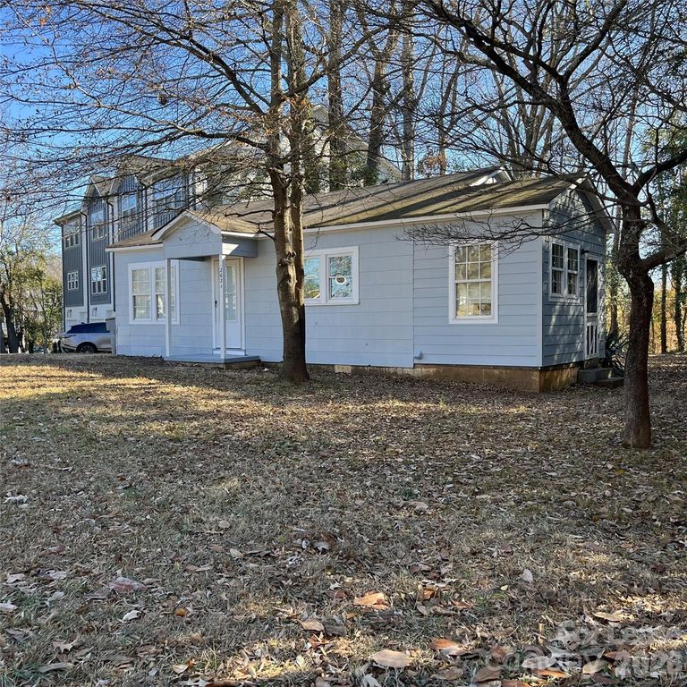 2621 Dr Carver Road, Charlotte, NC 28208