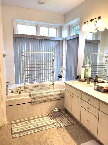 1698 Oakleigh Woods Drive 7, Grand Rapids, MI 49504