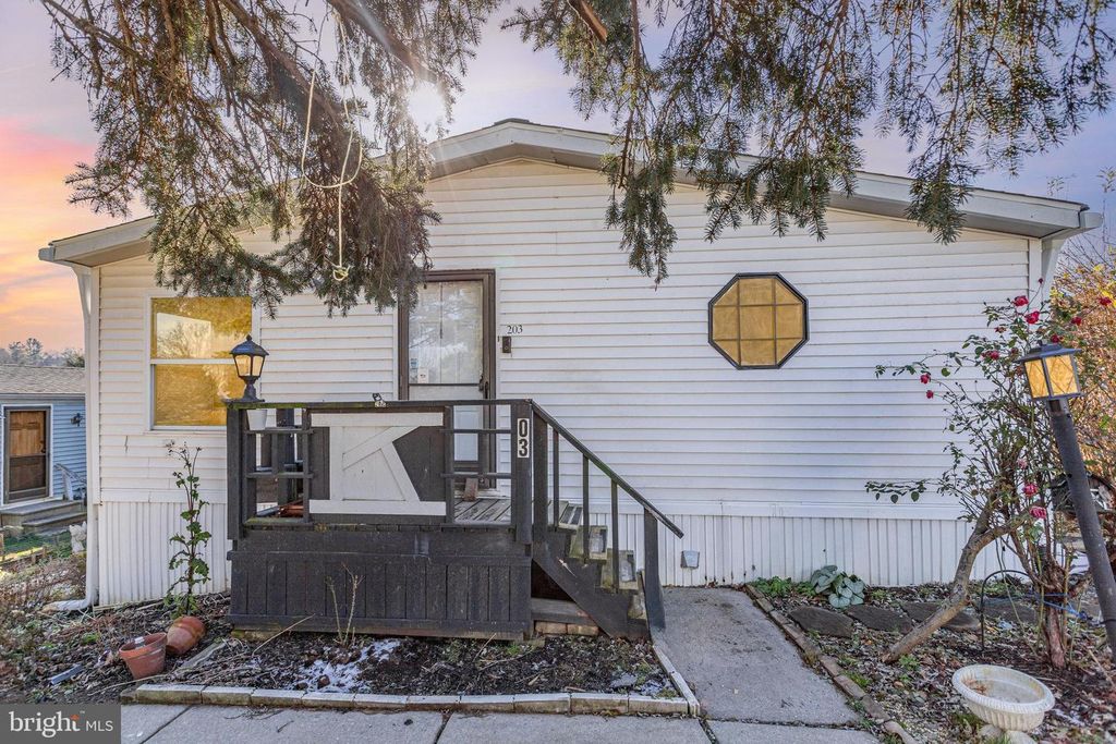 203 OAKFIELD CT W, Lancaster, PA 17603