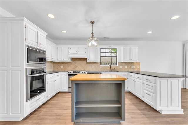 3370 Southridge Drive, Fayetteville, AR 72703