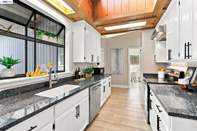 554 Beechmont Lane, Hayward, CA 94544
