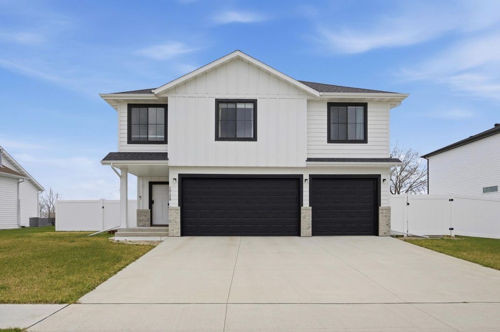 10158 Burgundy Drive, Horace, ND 58047