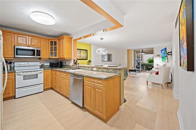 424 SE 10TH Street 104, Dania Beach, FL 33004