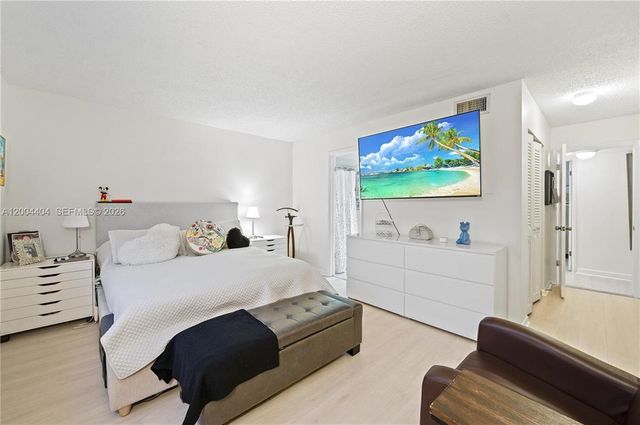 424 SE 10TH Street 104, Dania Beach, FL 33004