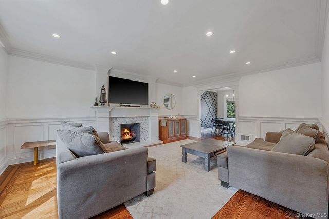 16 Glen Lane, Glen Head, NY 11545